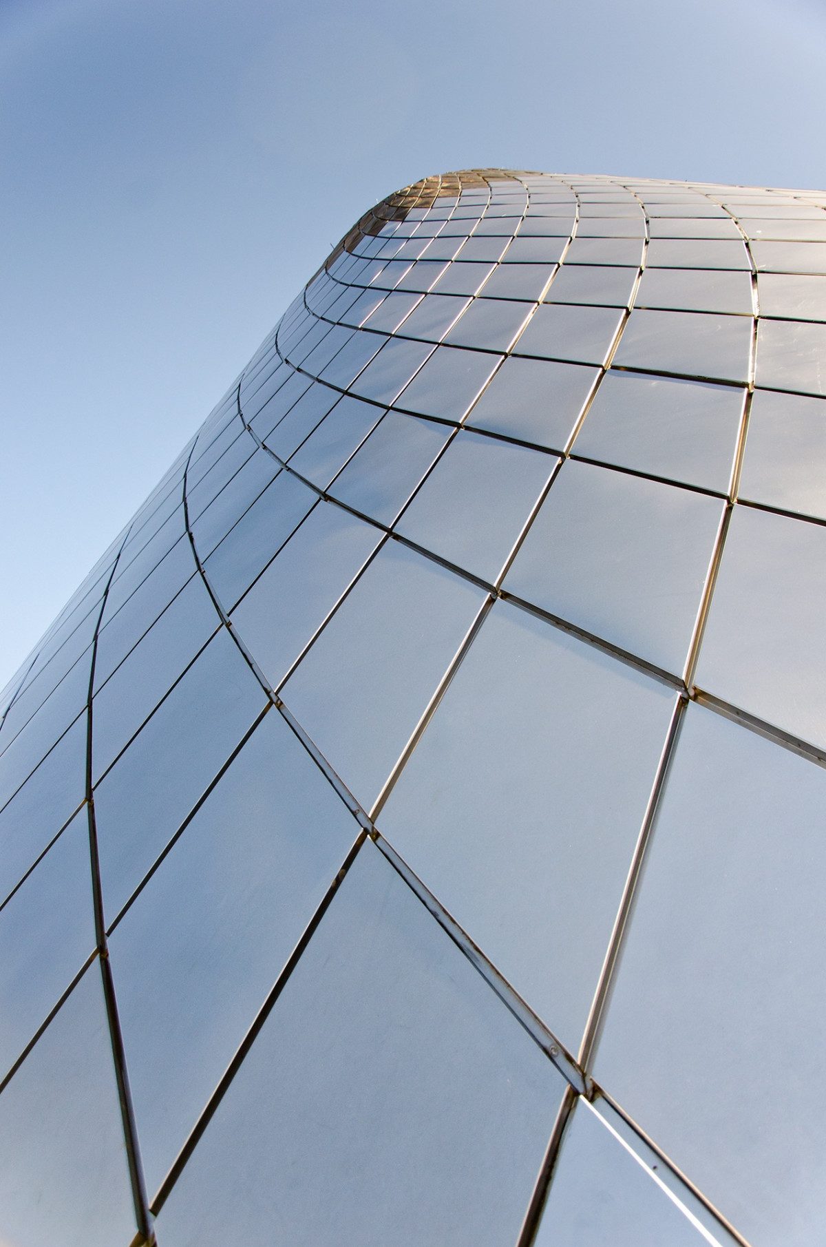 Moderne arkitektur med glasfacade — symbol på klar og gennemsigtig juridisk rådgivning